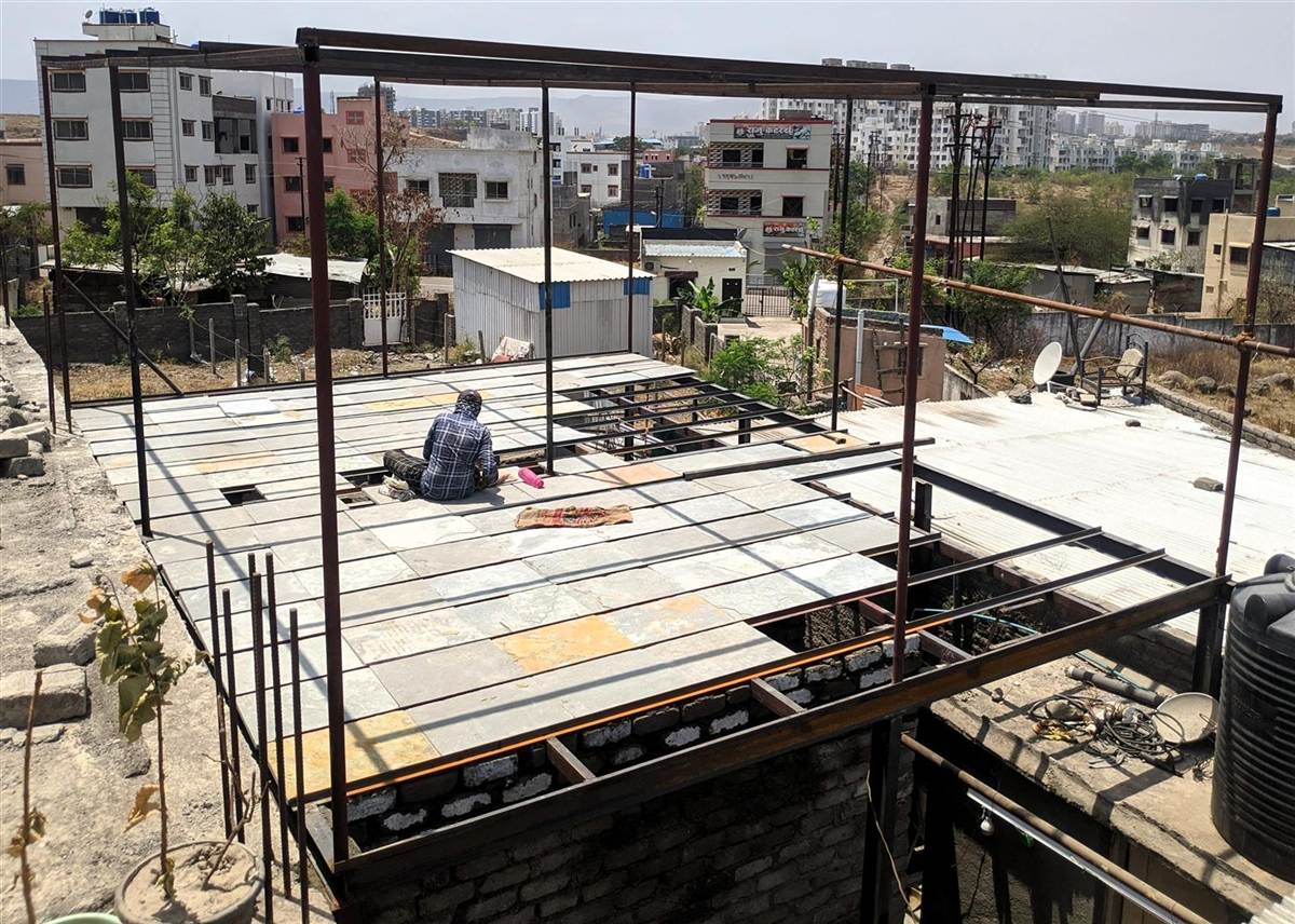 Mezzanine deck system in a warehouse